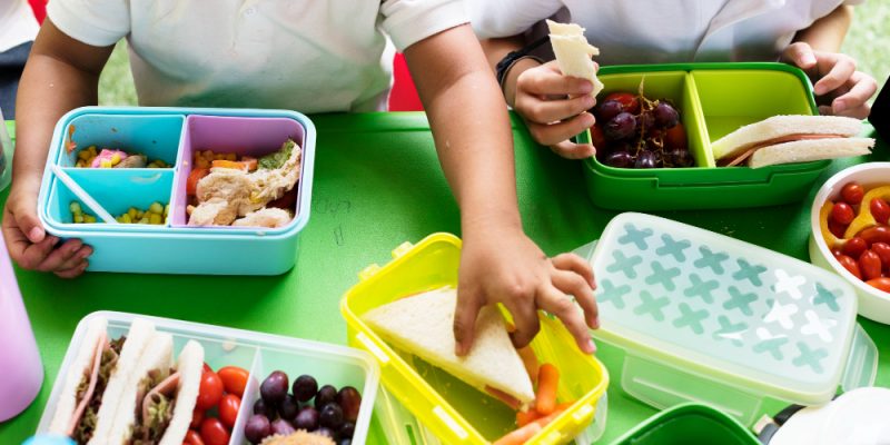 kids-eating-lunch-elementary-school